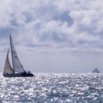 Voillier et bateau de croisière au large de Ponant