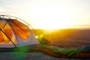 tente de camping sur une falaise pendant l'heure dorée
