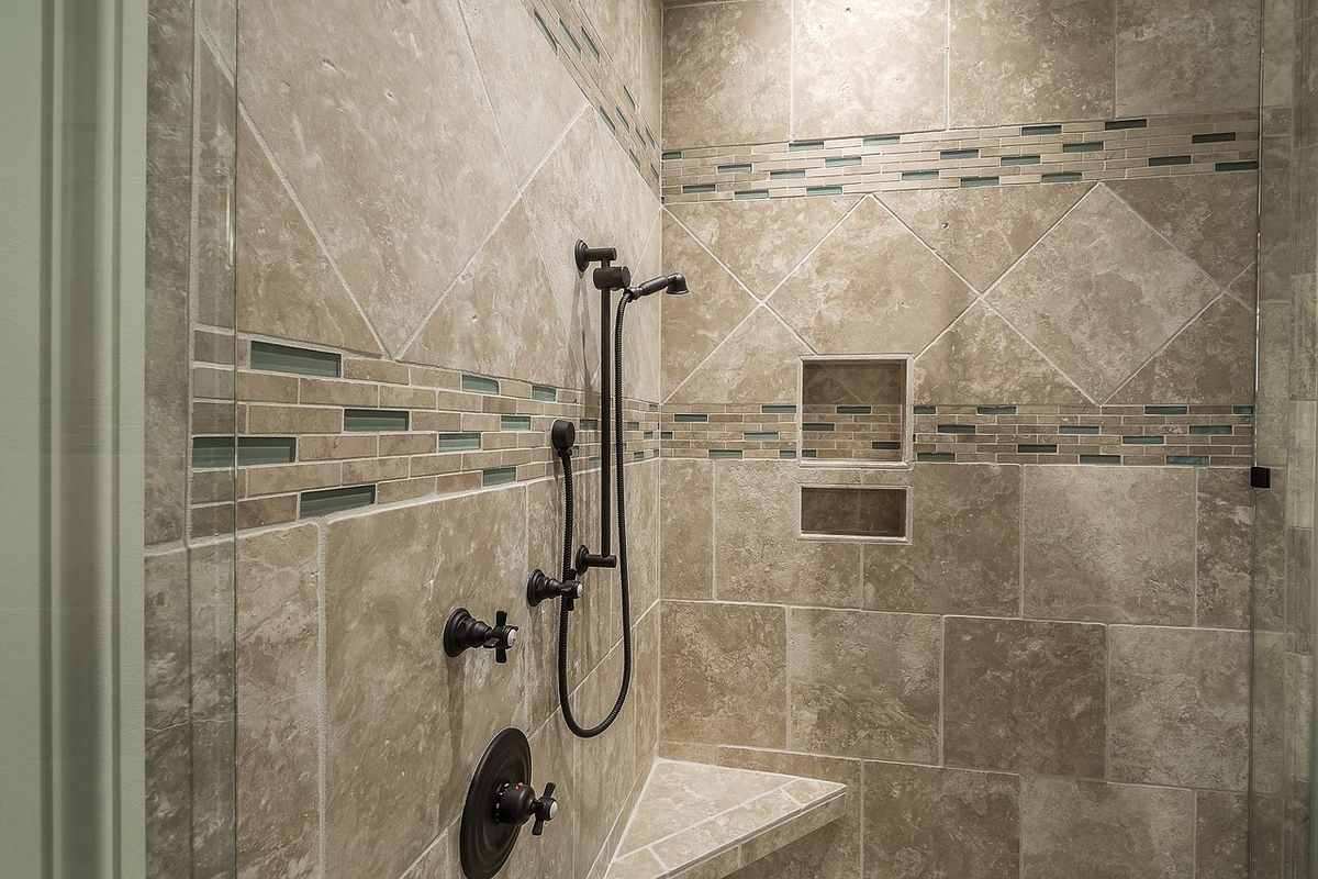 Joints de douche refaits : combien de temps avant que ça noircisse