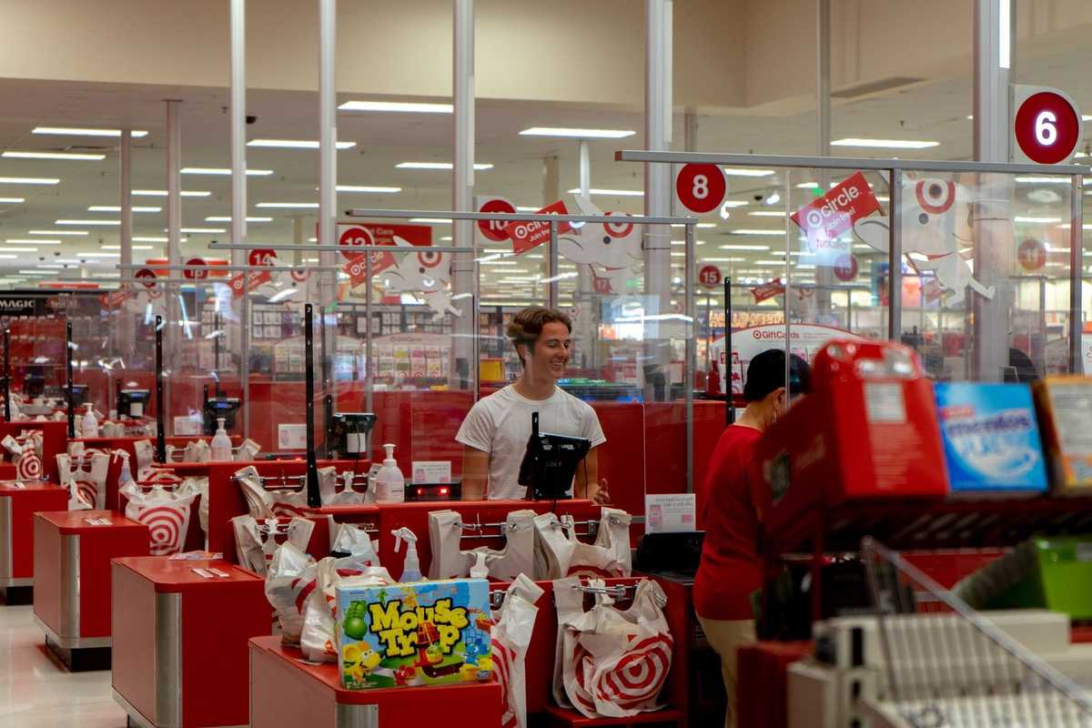 Caissières à l'œuvre dans un Target, files d'attente, produits sur les comptoirs