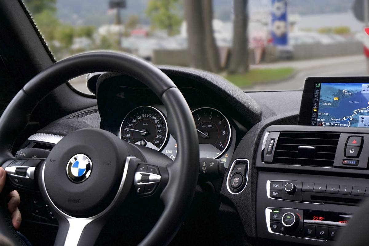 Intérieur de voiture avec écran GPS et route en arrière-plan Intérieur de voiture avec écran GPS et route en arrière-plan